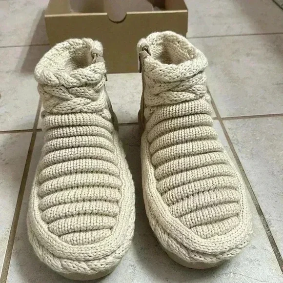 Size 9 Ugg Natural Beige Classic Mini Chunky Knit Boots - Picture 2 of 14